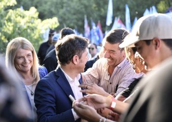 En el Día de la Soberanía, Kicillof confrontó con Milei: «Nos quieren entregar de pies y manos»