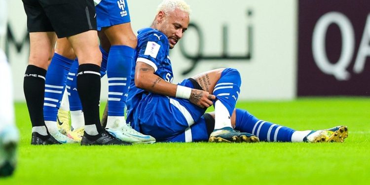 En su segundo partido de regreso, Neymar volvió a salir lesionado