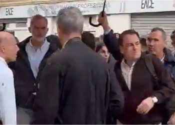 España: los reyes fueron recibidos con insultos en Valencia y Pedro Sánchez llamó a seguir con los rescates para “salvar vidas”