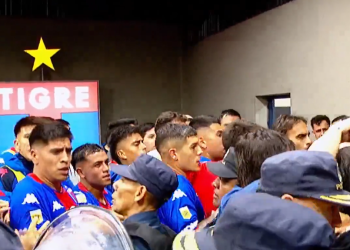 Insultos, piñas y botellazos: escandaloso final entre Platense y Tigre