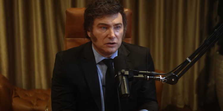 Javier Milei brindó una entrevista a un podcast extranjero: habló de la “economía floreciente” y que la pobreza “está cayendo mucho”