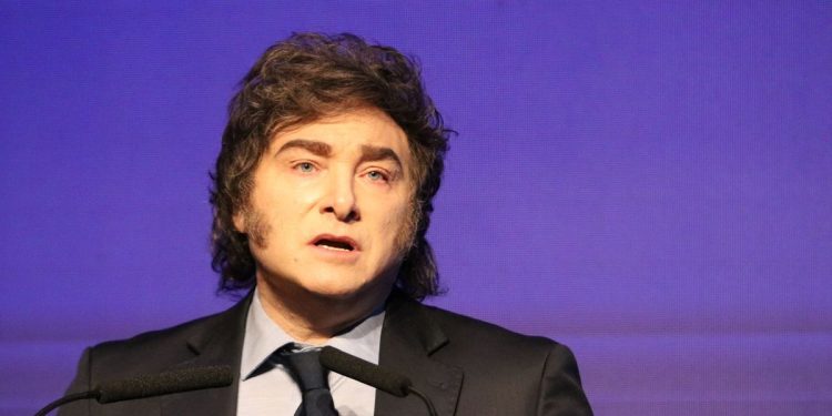 Javier Milei celebró el dato de inflación y anunció que el cepo cambiario podría llegar a su fin en cinco meses