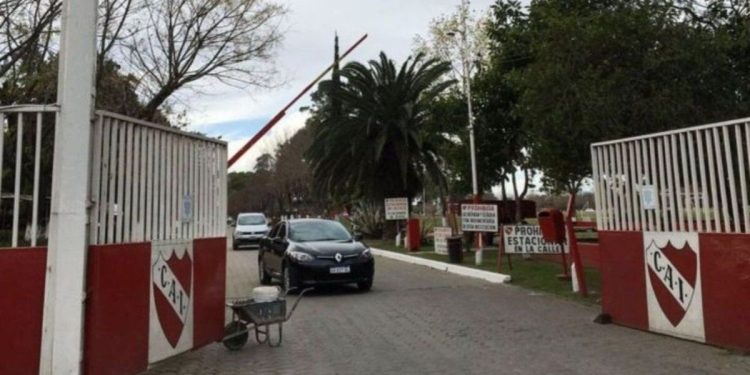 La barra de Independiente amenazó al plantel tras la fiesta en el yate