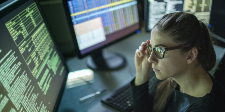 La brecha de género persiste en la tecnología: la matrícula de mujeres no supera el 23% en carreras de programación