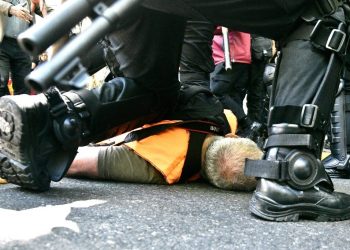 La policía reprimió la marcha de jubilados y un hombre se descompensó