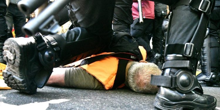 La policía reprimió la marcha de jubilados y un hombre se descompensó