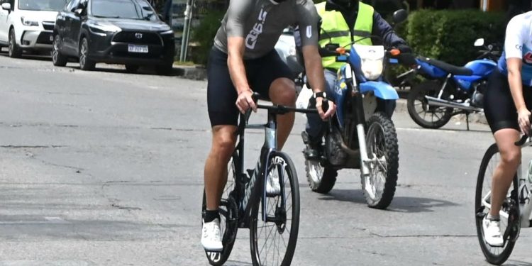 Lionel Scaloni, a puro ciclismo: completó el Gran Fondo de los 7 Lagos y fue ovacionado