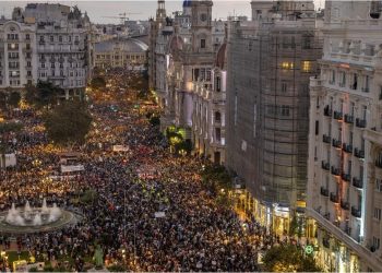 Masiva protesta en Valencia: piden la renuncia de la autoridad regional por la gestión de la DANA
