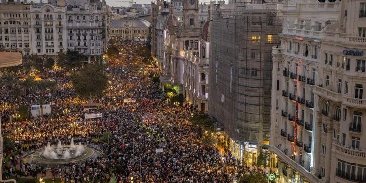 Masiva protesta en Valencia: piden la renuncia de la autoridad regional por la gestión de la DANA