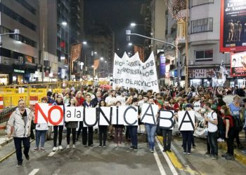 Mientras desfinancia a la universidad pública, Milei decretó la validez nacional de títulos de la UniCABA