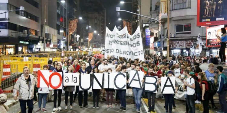 Mientras desfinancia a la universidad pública, Milei decretó la validez nacional de títulos de la UniCABA