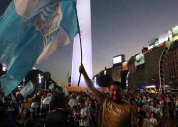 Racing campeón de la Sudamericana: locura en el Obelisco y emoción de los hinchas famosos