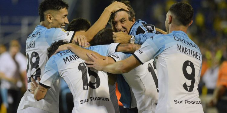 Racing no se baja de nada: volvió a ganar y le da pelea a Vélez