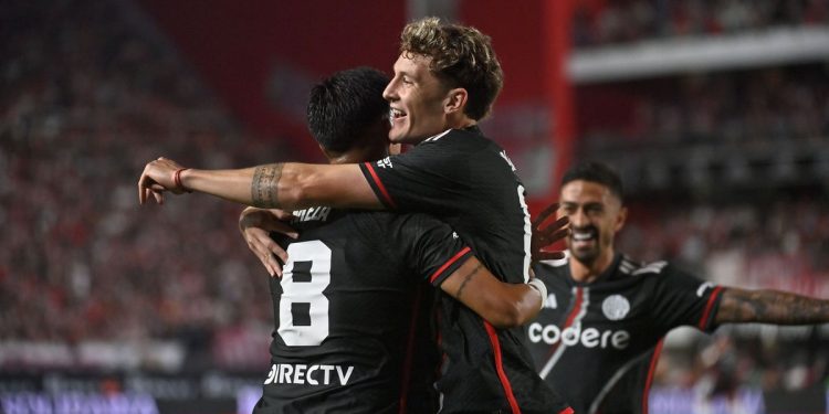 River ganó en La Plata, mantiene una mínima chance y pone un pie en la Libertadores