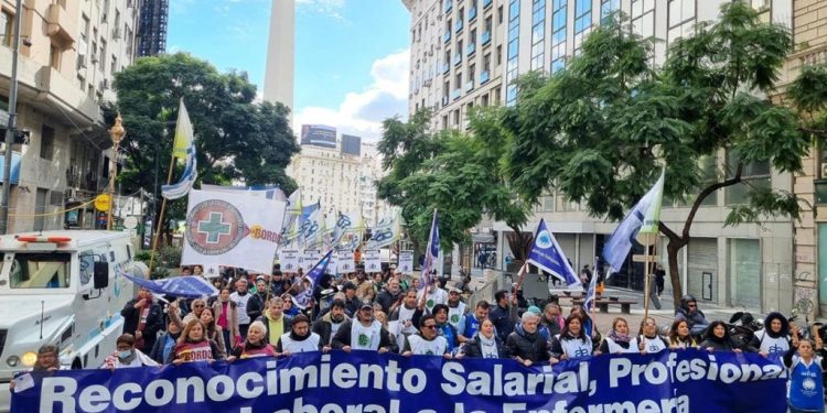 Tras seis años de lucha: este jueves la legislatura define si reconoce a miles de enfermeros como profesionales de la salud