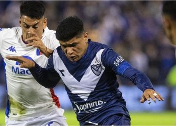 Vélez sufrió para conseguir el triunfo que lo llevó otra vez a lo más alto