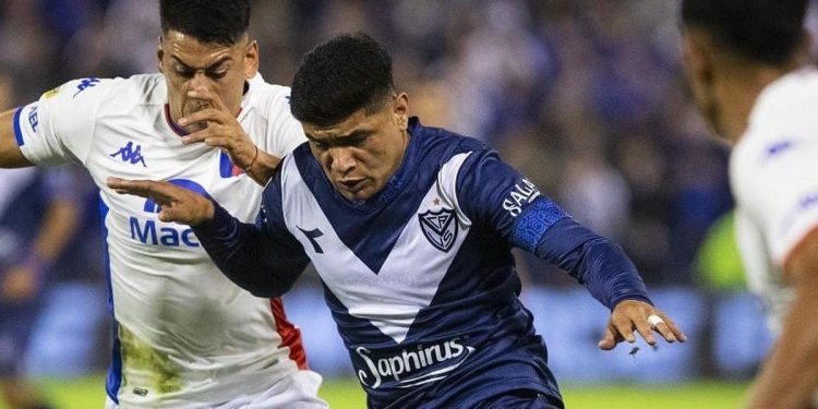 Vélez sufrió para conseguir el triunfo que lo llevó otra vez a lo más alto