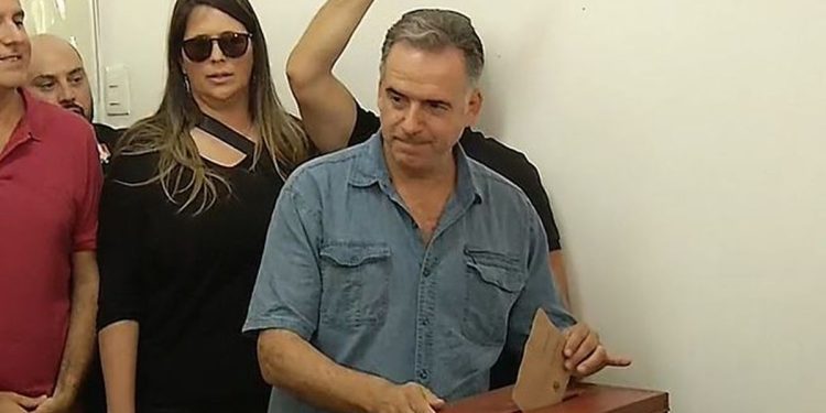 Votó Yamandú Orsi con un mensaje a los indecisos: “No pierdan la esperanza, la política vale la pena”