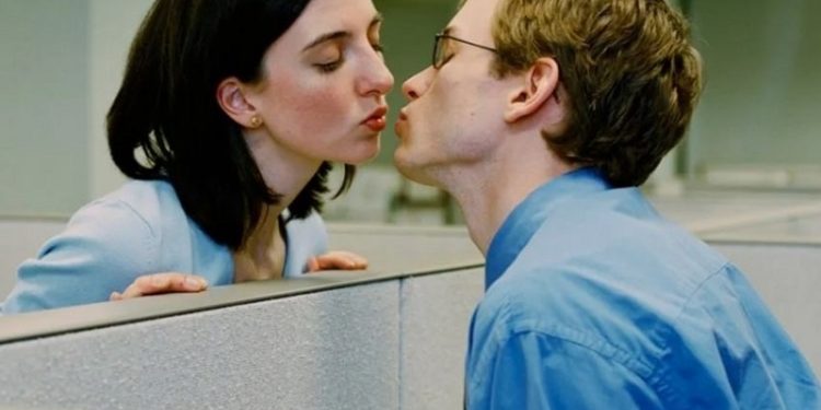 Dato mata relato: 7 de cada 10 argentinos se ha sentido atraído alguna vez por un compañero de trabajo