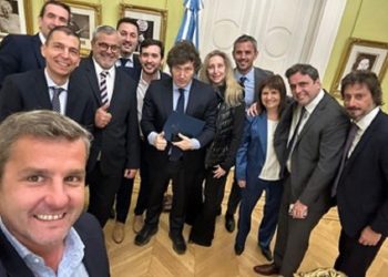 Milei recibió a diputados de la UCR “con peluca”: Juntos por el Cambio libertario, el austero café de Milei y el partido más oficialista