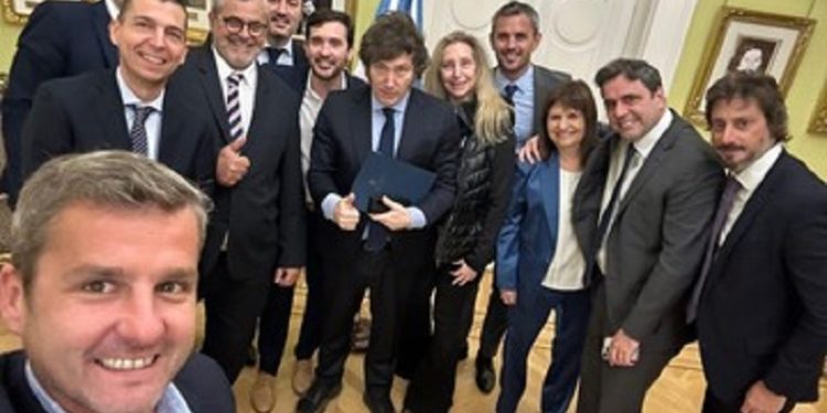 Milei recibió a diputados de la UCR “con peluca”: Juntos por el Cambio libertario, el austero café de Milei y el partido más oficialista