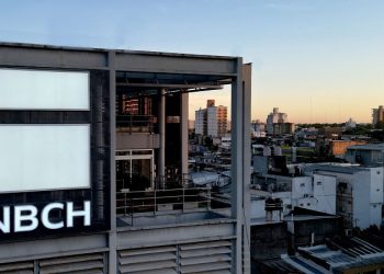 Vacaciones: cómo habilitar las tarjetas para usarlas en el exterior