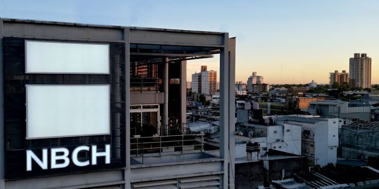 Vacaciones: cómo habilitar las tarjetas para usarlas en el exterior