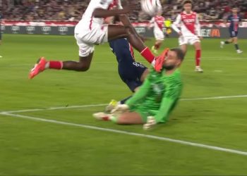 Arquero italiano del PSG sufrió una brutal patada y lo suturaron con clips