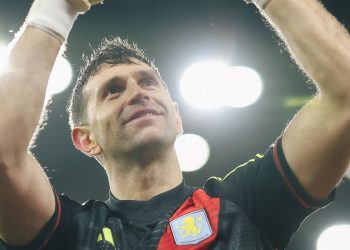 Aston Villa sumó otro triunfo con “Dibu” Martínez pese a su lesión