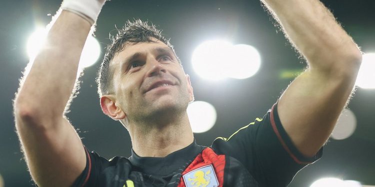 Aston Villa sumó otro triunfo con “Dibu” Martínez pese a su lesión