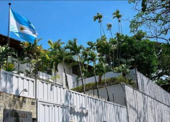 Cancillería pidió la “inmediata liberación” del gendarme detenido en Venezuela y denuncian hostigamiento en la embajada