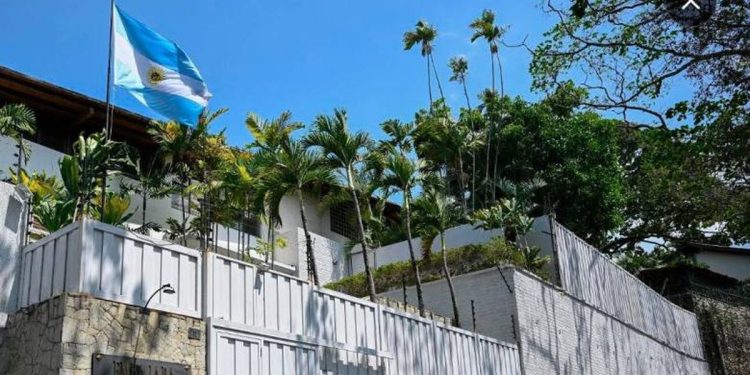 Cancillería pidió la “inmediata liberación” del gendarme detenido en Venezuela y denuncian hostigamiento en la embajada