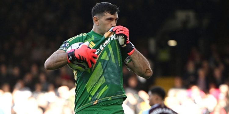 Champions League: “Dibu” Martínez, de los errores a héore para Aston Villa