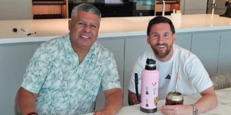 Claudio “Chiqui” Tapia visitó a Lionel Messi en Rosario: “Despidiendo el año de 10, con el 10”