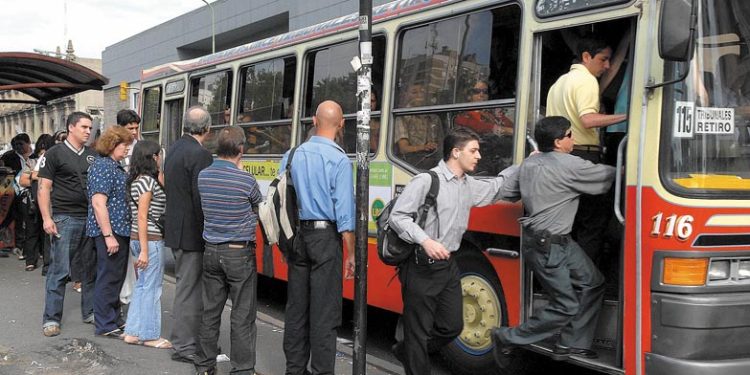 Colectivos, trenes, subte y taxis: cómo funciona el transporte del AMBA durante Año Nuevo