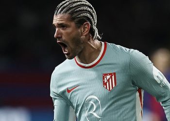 Con De Paul como figura, Atlético de Madrid bajó a Barcelona y es único líder