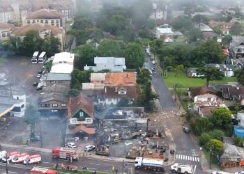 Conmoción en Brasil: una avioneta cayó en una zona comercial y murieron 10 miembros de una familia
