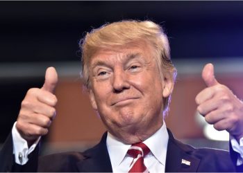 Donald Trump analiza privatizar el servicio postal de EEUU