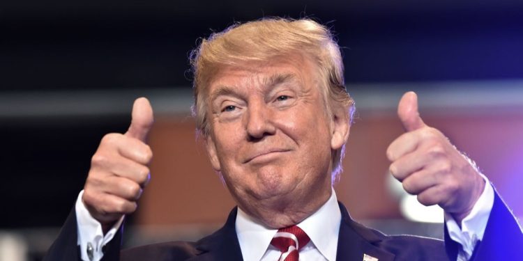 Donald Trump analiza privatizar el servicio postal de EEUU