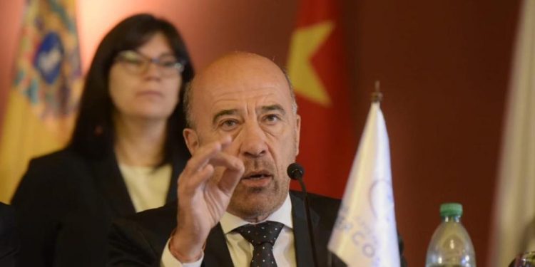 El ex embajador Oscar Laborde, clave para conectar con su familia al gendarme detenido en Venezuela