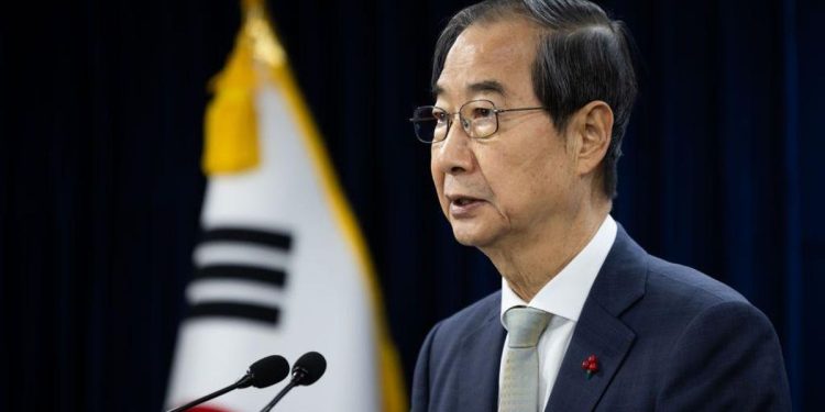 El Parlamento de Corea del Sur destituyó al presidente interino Han Duck-soo
