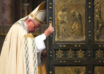 En la Misa de Nochebuena en la Basílica de San Pedro, el papa Francisco pidió “levantar la voz contra las injusticias”