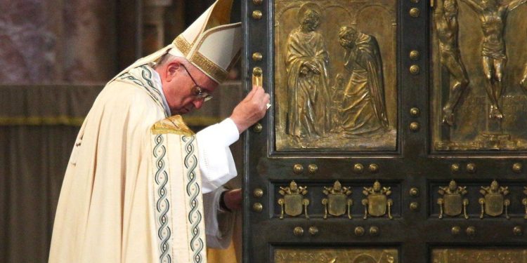 En la Misa de Nochebuena en la Basílica de San Pedro, el papa Francisco pidió “levantar la voz contra las injusticias”