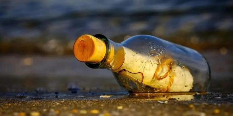 Encontró una botella en el mar con un mensaje experimental y un premio impensado