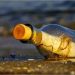 Encontró una botella en el mar con un mensaje experimental y un premio impensado