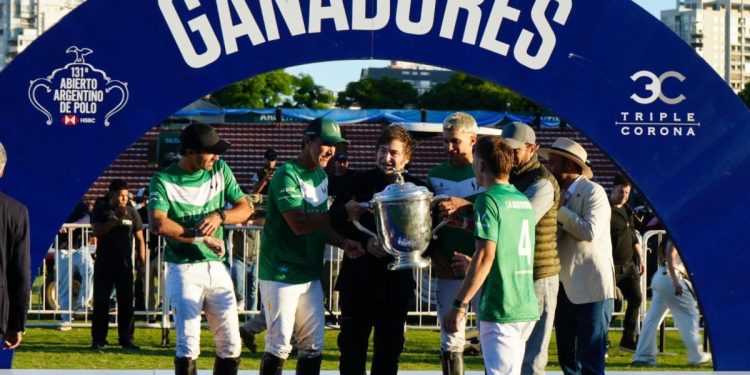 Javier Milei asistió a la final del Abierto de Palermo y le entregó el trofeo a La Natividad