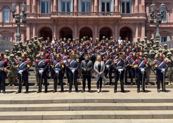 Javier Milei celebró el bicentenario de la guardia de granaderos de la Casa Rosada al ritmo de “Panic show”