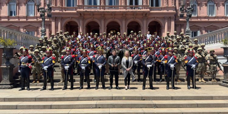 Javier Milei celebró el bicentenario de la guardia de granaderos de la Casa Rosada al ritmo de “Panic show”