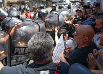 Jubilados marcharon en todo el país contra el recorte de medicamentos del PAMI