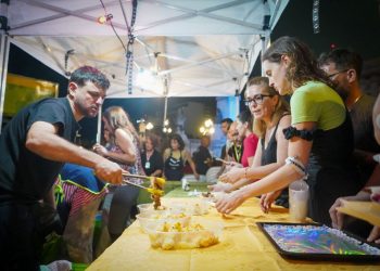 Navidad en la Plaza del Congreso: cómo se prepara la cena de Nochebuena junto a las personas en situación de calle